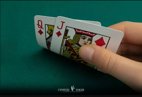 德州扑克技巧：同花QJ怎么玩？错过翻牌和击中翻牌的打法