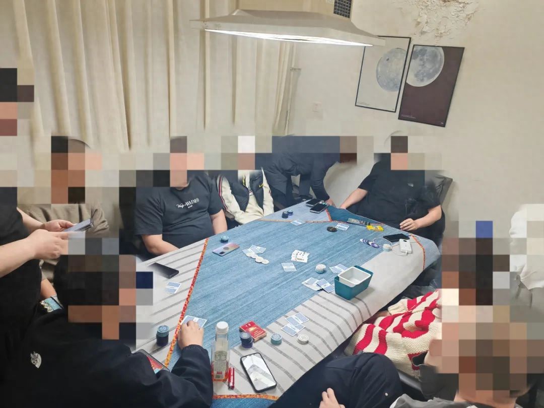 红山区公安分局捣毁德州扑克赌博窝点，多人被拘