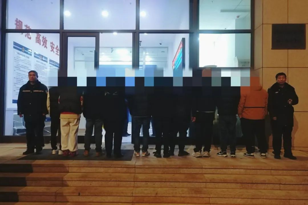 红山区公安分局捣毁德州扑克赌博窝点，多人被拘