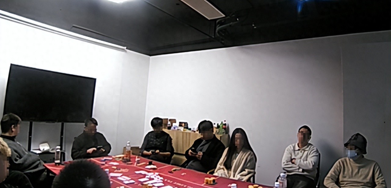 杭州九名男女在网上组织了一场“德州扑克”游戏，并躲在一栋写字楼里赌博。他们全部被捕了！现场堆满筹码和扑克