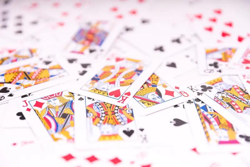 德州扑克翻前决策要点：手牌胜率范围及牌力分析