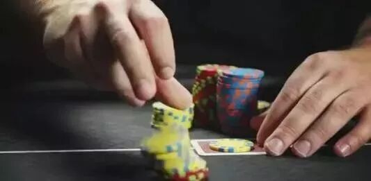 德州扑克摊牌怎么玩？看完秒懂规则与技巧