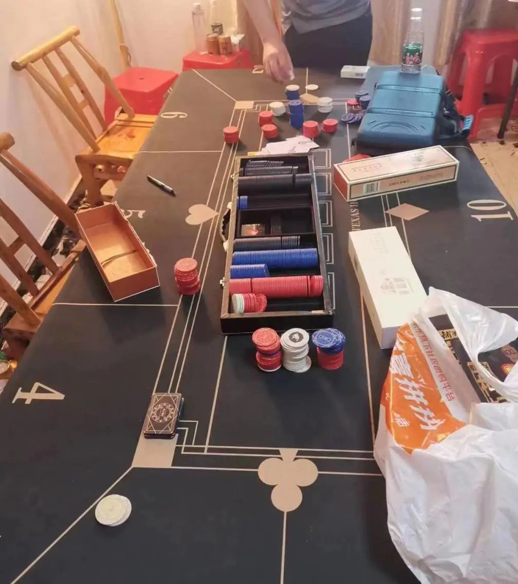 公安县警方打掉德州扑克赌博窝点 抓获11名涉赌人员