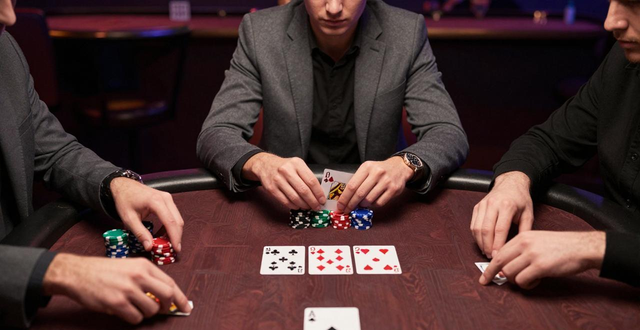 德州扑克2550100级别生存指南：需要多少资金？如何应对激进玩家？