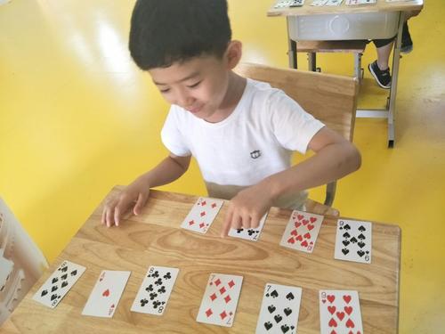 春节玩扑克好处多！适合孩子的玩法，家长别错过
