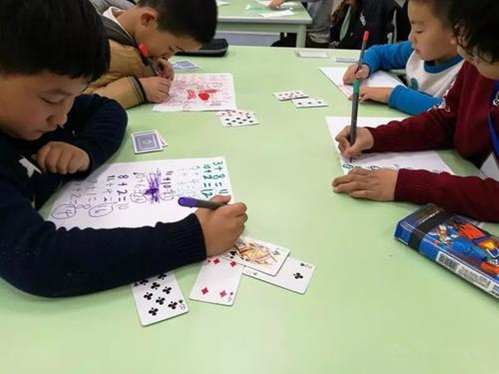 春节玩扑克好处多！适合孩子的玩法，家长别错过