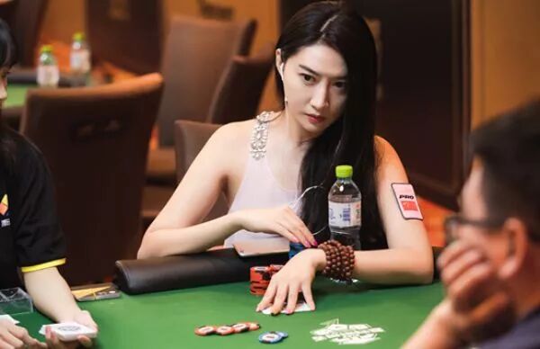 河牌圈诈唬技巧：如何选对时机和对手，把成牌转诈唬