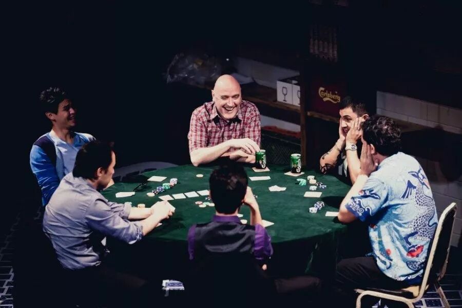 成都德州扑克公司投资策略：弃牌与长期盈利之道