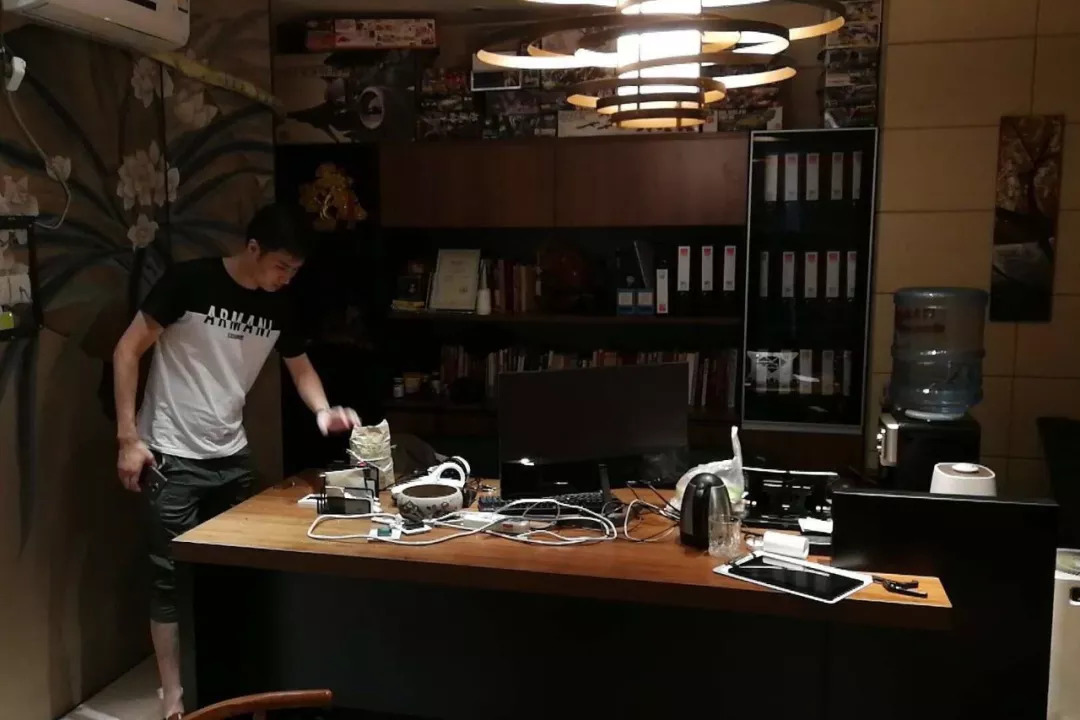 高端小区的“地下俱乐部”每到深夜就热闹非凡……？ ！