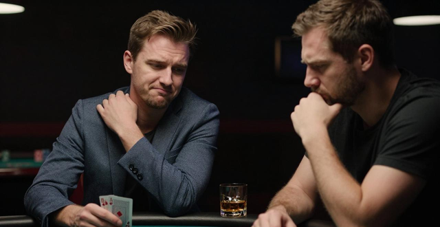 打牌捏肩是放松还是心理战 德州扑克高手的小动作大玄机