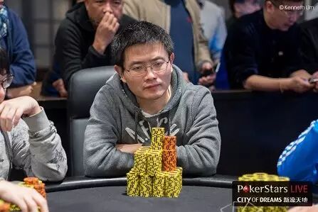 金融男辞职去澳门打德州扑克 竞技扑克套装助他开启职业路