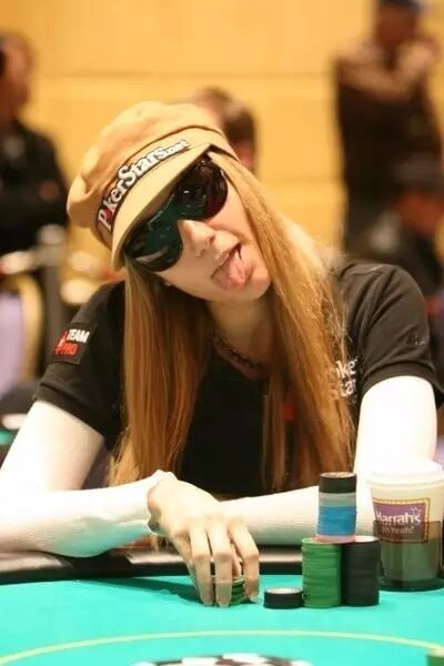 玩德州扑克的女生有哪些优点？这样的妹子值得追