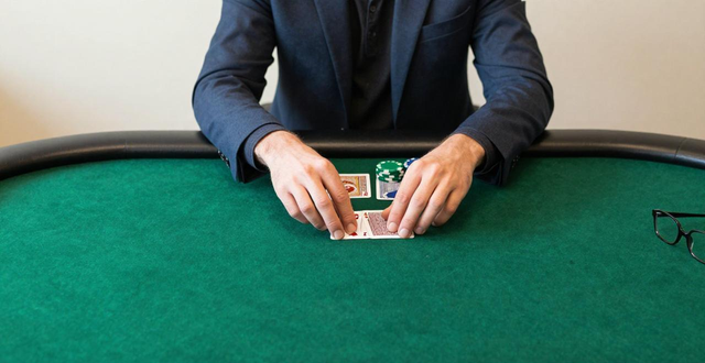 德州扑克桌布怎么选 专业绒毛布让洗牌顺畅牌局更有氛围