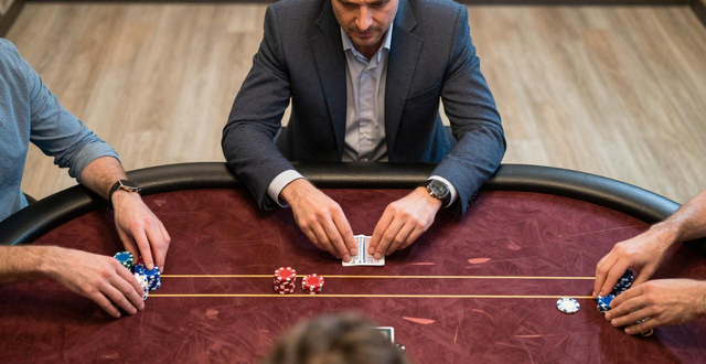 三人桌德州扑克怎么玩?起手牌与位置技巧全解析 三人桌德州扑克怎么玩?起手牌与位置技巧全解析