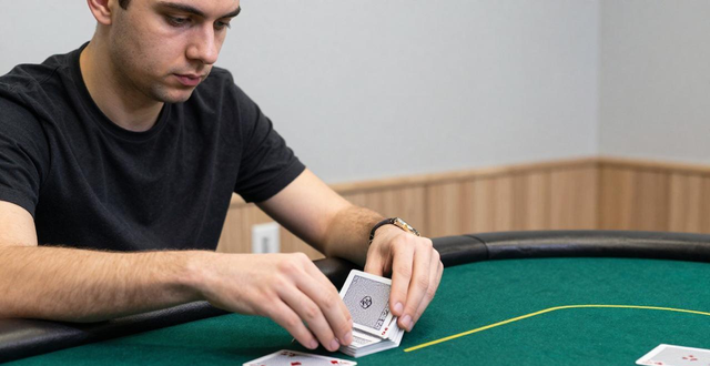 德州扑克用普通扑克牌就行，52张去掉大小王