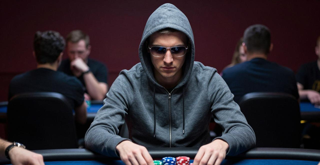 德州扑克穿连帽衫墨镜有啥用？对手在偷偷扫描你