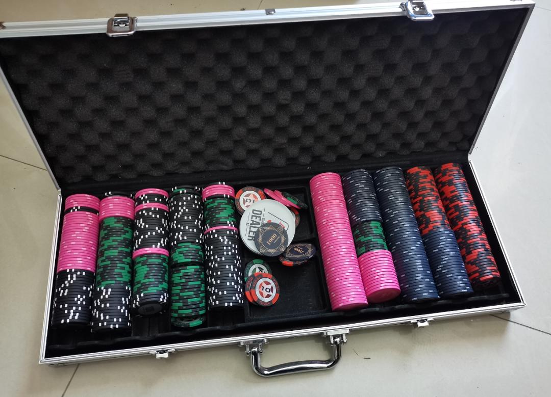 满城警方破获德州扑克赌博案 当场抓获12名涉赌人员