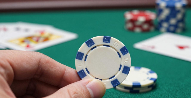 玩德州扑克，陶瓷筹码手感好怎么选？13-14克更扎实